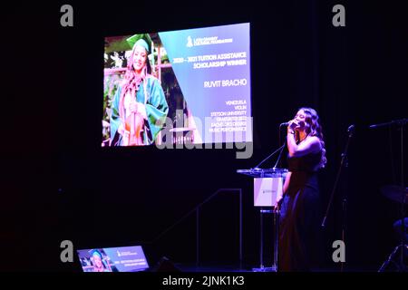 Miami, Florida, Stati Uniti. 11th ago, 2022. Nicolle Horbath, vincitore del premio Carlos Vives 2018, si esibisce sul palco durante i premi della Latin Grammy Cultural Foundation presso il campus Wolfson del Miami Dade College il 11 agosto 2022 a Miami, Florida. Credit: Mpi10/Media Punch/Alamy Live News Foto Stock