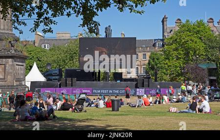 St Andrew's Square, Edimburgo, Scozia, Regno Unito. 12th agosto 2022. Film Festival cinema gratuito con Paddigton Bear il primo film che mostra per un piccolo pubblico. Temperatura 21 gradi centigradi. Credit: Arch White/alamy live news. Foto Stock