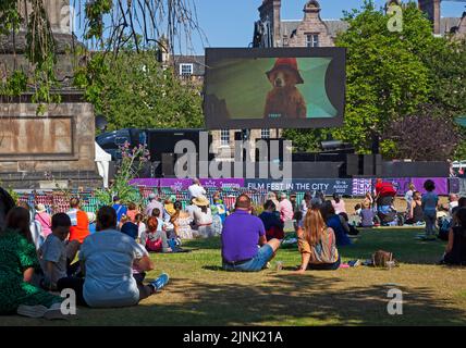 St Andrew's Square, Edimburgo, Scozia, Regno Unito. 12th agosto 2022. Film Festival cinema gratuito con Paddigton Bear il primo film che mostra per un piccolo pubblico. Temperatura 21 gradi centigradi. Credit: Arch White/alamy live news. Foto Stock