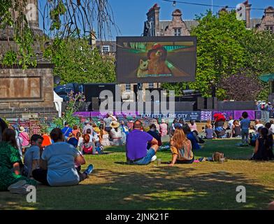 St Andrew's Square, Edimburgo, Scozia, Regno Unito. 12th agosto 2022. Film Festival cinema gratuito con Paddigton Bear il primo film che mostra per un piccolo pubblico. Temperatura 21 gradi centigradi. Credit: Arch White/alamy live news. Foto Stock