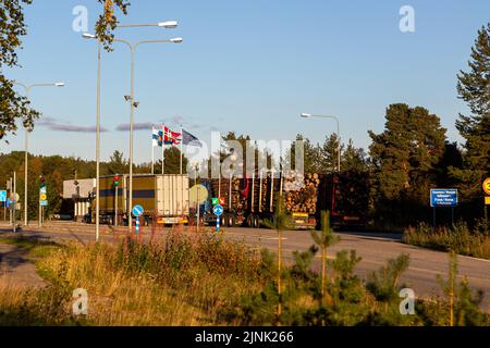 Fila di camion al punto di controllo doganale che attraversa il confine tra Finlandia e Norvegia a Karigasniemi, Lapponia. I camion di tronchi stanno andando in Norvegia. Foto Stock