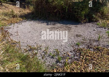 Forthampton, Gloucestershire Agosto 12th 2022 - Un laghetto a forma di cuore prosciugato nel piccolo borgo storico di Forthampton, nel Gloucestershire, colpito duramente dalle condizioni di siccità. Credit: Scott CM / Alamy Live News Foto Stock