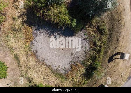 Forthampton, Gloucestershire Agosto 12th 2022 - Un laghetto a forma di cuore prosciugato nel piccolo borgo storico di Forthampton, nel Gloucestershire, colpito duramente dalle condizioni di siccità. Credit: Scott CM / Alamy Live News Foto Stock