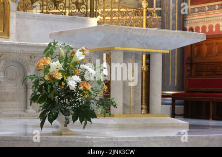 Bouquet de fleurs de lys au pied de l'autel. Eglise Saint-Clodoald. Saint-Cloud. Ile-de-France. Francia. Europa. Foto Stock