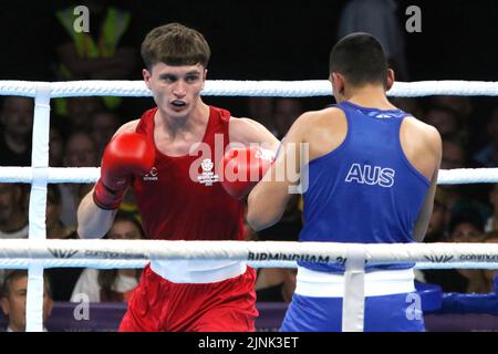 Sam HICKEY of Scotland (Red) v Callum PETERS of Australia (Blue) in The Men's Over 71kg-75kg (Middlewight) boxing - Final Bout al NEC, 2022 Commonwealth Games, Birmingham. Sam HICKEY of Scotland (Red) ha vinto il bout e la medaglia d'oro. Foto Stock