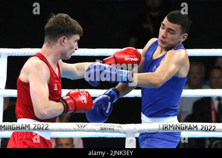 Sam HICKEY of Scotland (Red) v Callum PETERS of Australia (Blue) in The Men's Over 71kg-75kg (Middlewight) boxing - Final Bout al NEC, 2022 Commonwealth Games, Birmingham. Sam HICKEY of Scotland (Red) ha vinto il bout e la medaglia d'oro. Foto Stock