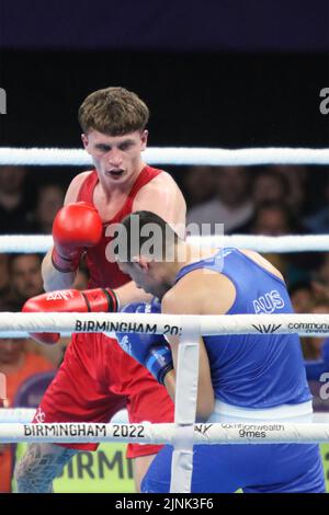 Sam HICKEY of Scotland (Red) v Callum PETERS of Australia (Blue) in The Men's Over 71kg-75kg (Middlewight) boxing - Final Bout al NEC, 2022 Commonwealth Games, Birmingham. Sam HICKEY of Scotland (Red) ha vinto il bout e la medaglia d'oro. Foto Stock