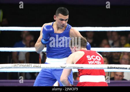 Sam HICKEY of Scotland (Red) v Callum PETERS of Australia (Blue) in The Men's Over 71kg-75kg (Middlewight) boxing - Final Bout al NEC, 2022 Commonwealth Games, Birmingham. Sam HICKEY of Scotland (Red) ha vinto il bout e la medaglia d'oro. Foto Stock