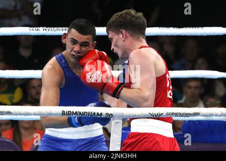Sam HICKEY of Scotland (Red) v Callum PETERS of Australia (Blue) in The Men's Over 71kg-75kg (Middlewight) boxing - Final Bout al NEC, 2022 Commonwealth Games, Birmingham. Sam HICKEY of Scotland (Red) ha vinto il bout e la medaglia d'oro. Foto Stock