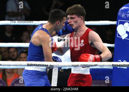 Sam HICKEY of Scotland (Red) v Callum PETERS of Australia (Blue) in The Men's Over 71kg-75kg (Middlewight) boxing - Final Bout al NEC, 2022 Commonwealth Games, Birmingham. Sam HICKEY of Scotland (Red) ha vinto il bout e la medaglia d'oro. Foto Stock