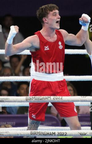 Sam HICKEY of Scotland (Red) v Callum PETERS of Australia (Blue) in The Men's Over 71kg-75kg (Middlewight) boxing - Final Bout al NEC, 2022 Commonwealth Games, Birmingham. Sam HICKEY of Scotland (Red) ha vinto il bout e la medaglia d'oro. Foto Stock