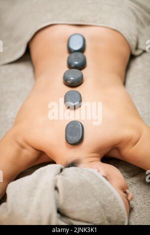 colonna vertebrale umana, terapia con lastone, basalto, spine umane, terapie con lastone, pietre Foto Stock