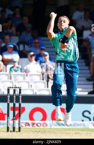 LONDRA INGHILTERRA - AGOSTO 11 : Tom Curran di Oval Invincibles durante la partita di Hundred Men tra Oval Invincible's contro Northern Supercharges a K. Foto Stock