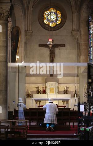 Fidèle priant dans la chapelle. Eglise Saint-Clodoald. Saint-Cloud. Ile-de-France. Francia. Europa. Foto Stock