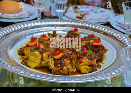 Pollo marocchino con cipolle e albicocche secche. Servito come piatto principale ai matrimoni Foto Stock