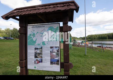 Cartello turistico sul lago di Molėtai. Molėtai è una città della Lituania nord-orientale circondata da laghi. Uno dei più antichi insediamenti in Lituania. Foto Stock