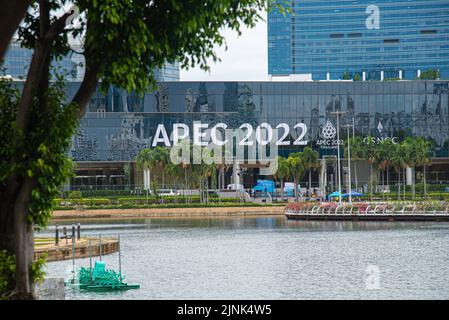 Bangkok, Thailandia. 12th ago, 2022. Un cartello APEC 2022 visto al Queen Sirikit National Convention Center di Bangkok. Il vertice 2022 della cooperazione economica Asia-Pacifico (APEC), che si terrà il 18 e 19 novembre 2022 in Thailandia, riunirà leader mondiali di 21 nazioni membri per la cooperazione economica regionale. Come presidente APEC di quest'anno, la Thailandia dovrebbe discutere una serie di questioni tra cui gli investimenti, il riscaldamento globale, e la ripresa economica post-Covid tra gli altri. Credit: SOPA Images Limited/Alamy Live News Foto Stock