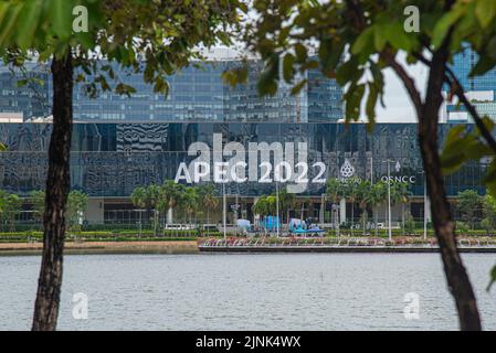 Bangkok, Thailandia. 12th ago, 2022. Un cartello APEC 2022 visto al Queen Sirikit National Convention Center di Bangkok. Il vertice 2022 della cooperazione economica Asia-Pacifico (APEC), che si terrà il 18 e 19 novembre 2022 in Thailandia, riunirà leader mondiali di 21 nazioni membri per la cooperazione economica regionale. Come presidente APEC di quest'anno, la Thailandia dovrebbe discutere una serie di questioni tra cui gli investimenti, il riscaldamento globale, e la ripresa economica post-Covid tra gli altri. Credit: SOPA Images Limited/Alamy Live News Foto Stock