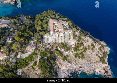 Vista aerea del drone con Monastero a Palaiokastritsa famosa località turistica sull'isola greca di Corfù Foto Stock