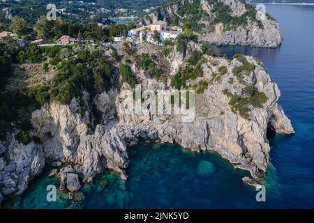 Vista aerea del drone con monastero a Palaiokastritsa famosa località turistica sull'isola greca di Corfù Foto Stock