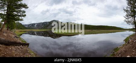 Vista panoramica del fiume Madison nell'American Mountain Landscape. Foto Stock