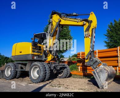 Cantiere con escavatore giallo Foto Stock