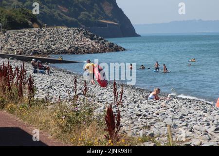 Penmeinmawr spiaggia, Penmeinmawr, Galles del Nord Sunseekers testa alla costa del Galles del Nord come l'ufficio Met avverte di temperatura oltre 30c in galles Foto Stock