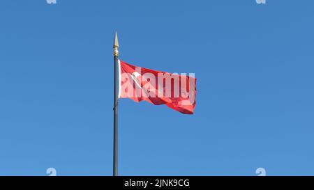 Bandiera turca che sventola in aria una giornata di sole. Simbolo della Turchia. Turchia contesto nazionale. Foto Stock