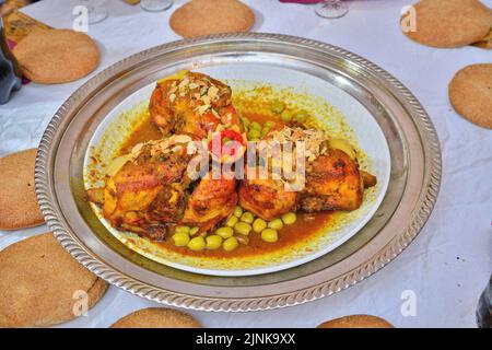 Pollo in stile marocchino con olive e limone. Servito come piatto principale ai matrimoni Foto Stock