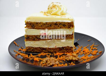 Torta di carote isolato su uno sfondo bianco. Foto Stock