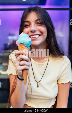 giovane donna, gelato, eis essen, ragazza, ragazze, donna, giovane donna, gelati, gelato, gelato Foto Stock