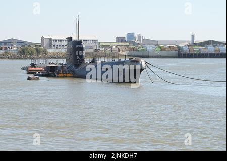 Un sottomarino russo della guerra fredda ormeggiato a Strood sul fiume Medway nel kent. Foto Stock