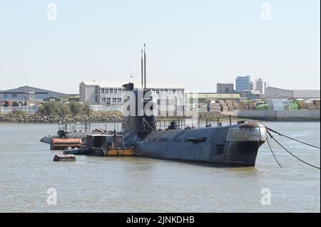 Un sottomarino russo della guerra fredda ormeggiato a Strood sul fiume Medway nel kent. Foto Stock