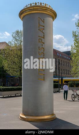 Piazza Litfass con Una colonna in cemento Litfass a Berlino Mitte, Germania Foto Stock