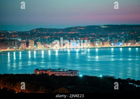 Vista panoramica di Tangeri di notte. Tangeri è una città marocchina situata nel nord del Marocco in Africa. Foto Stock