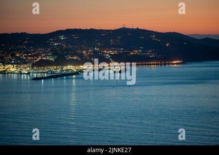 Vista panoramica di Tangeri di notte. Tangeri è una città marocchina situata nel nord del Marocco in Africa. Foto Stock