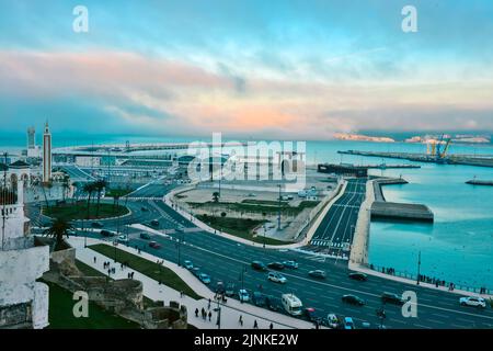 Paesaggio urbano panoramica dalla vecchia fortezza con vista del porto e struttura costiera a Tangeri. Il Marocco Foto Stock