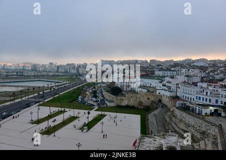 Paesaggio urbano panoramica dalla vecchia fortezza con vista del porto e struttura costiera a Tangeri. Il Marocco Foto Stock