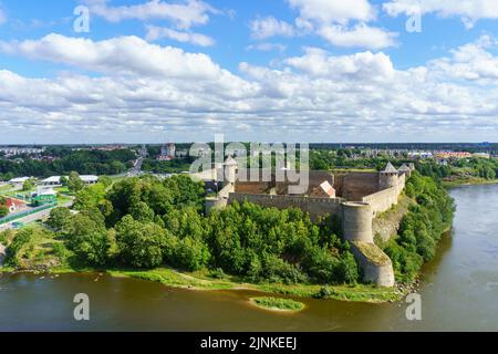 Castello medievale al confine con la Russia e l'Estonia sul fiume. Foto Stock