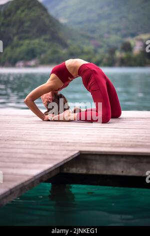 yoga, curvatura della schiena, yoga all'aperto, kapotasana, yoga, backbend, backbend Foto Stock
