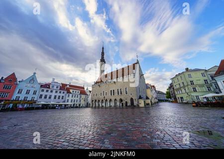 Piazza principale con edifici medievali all'alba dopo la pioggia. Tallinn Estonia. Foto Stock