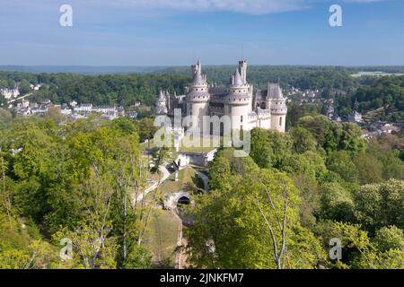 Francia, Oise, Picardie, Pierrefonds, castello di Pierrefonds (vista aerea) // Francia, Oise (60), Picardie, Pierrefonds, Château de Pierrefonds (vue aérienn Foto Stock