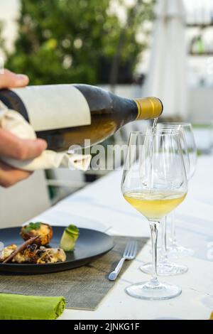 bottiglia di vino, versamento, vino bianco, sommelier, bottiglie di vino, vini bianchi, sommelier Foto Stock