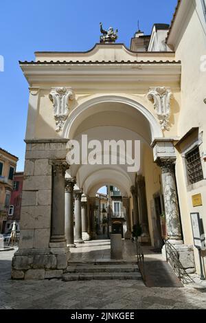 Il portico della cattedrale di Sant'Agata de 'Goti, borgo medievale in provincia di Benevento in Campania. Foto Stock