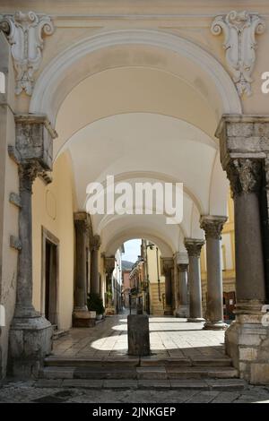 Il portico della cattedrale di Sant'Agata de 'Goti, borgo medievale in provincia di Benevento in Campania. Foto Stock