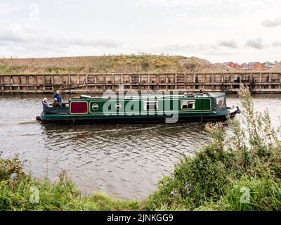 Anderton, Cheshire, Regno Unito. Settembre 11th 2020. Barca lungo canale sul fiume Weaver, Anderton, Cheshire, Regno Unito Foto Stock