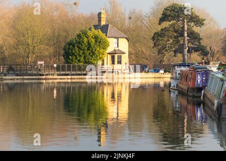 Weir in Ware in una giornata di sole sul fiume Lee in Hertfordshire Foto Stock