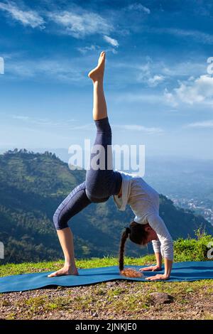 stretching, yoga, back bending, flessibilità, yoga all'aperto, eka pada urdhva dhanurasana, stretch, yoga, backbend, backbends Foto Stock
