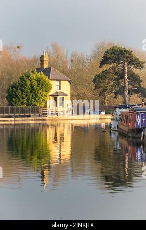 Weir in Ware in una giornata di sole sul fiume Lee in Hertfordshire Foto Stock