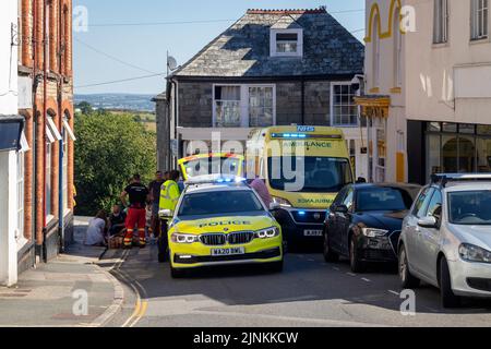 Un pedone è entrato in strada ed è stato colpito da un'auto, (casualty cosciente & parlando). La polizia, l'ambulanza e l'ambulanza aerea hanno risposto. Foto Stock